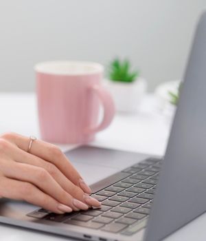 geöffneter Laptop Selbstständige Frau erstellt ihre Business Website